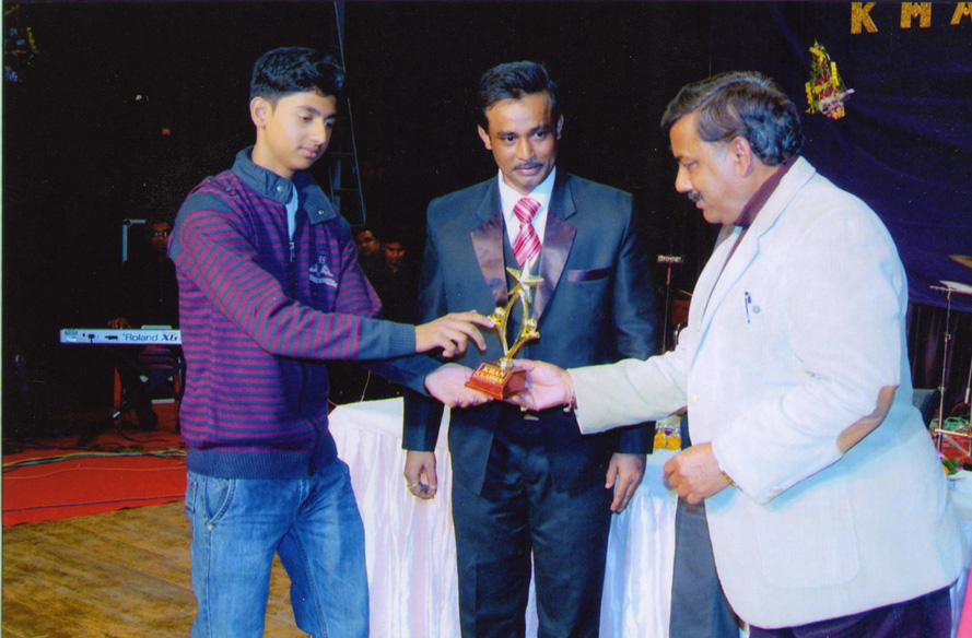 Contemporary Mayor Shri. Prabhat Sahu is giving away the prizes