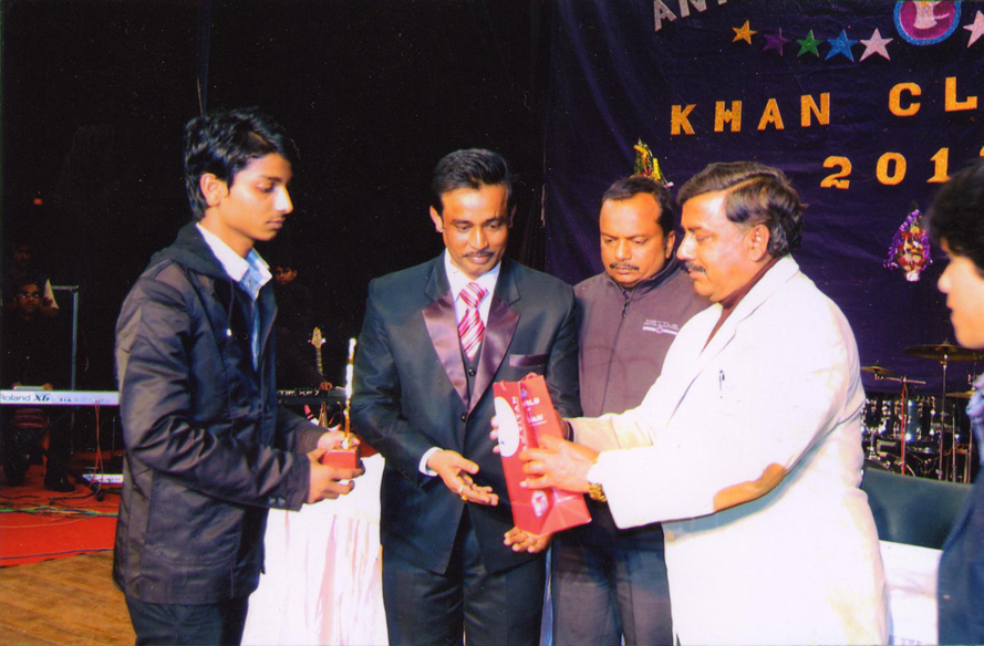 Contemporary Mayor Shri. Prabhat Sahu is giving away the prizes
